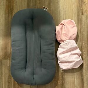 Infant Snuggle me lounger & 2 sheets